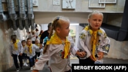 Першокласники Харкова навчаються у метро через повномасштабне вторгнення РФ (фото)