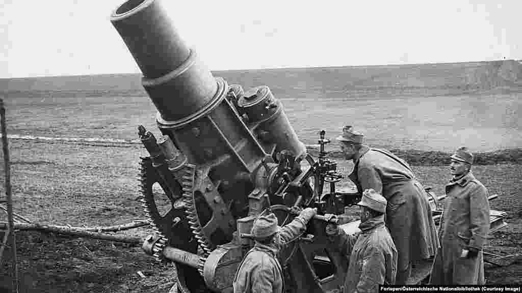 Az Osztrák&ndash;Magyar Monarchia hadseregének katonái egy, a cseh Škoda-művekben készült mozsárral 1915-ben valahol a mai Ukrajna területén. Az aknavető elődje egyenként 384 kilogrammos lövedékeket lőtt, és később a nácik is használták a második világháborúban
