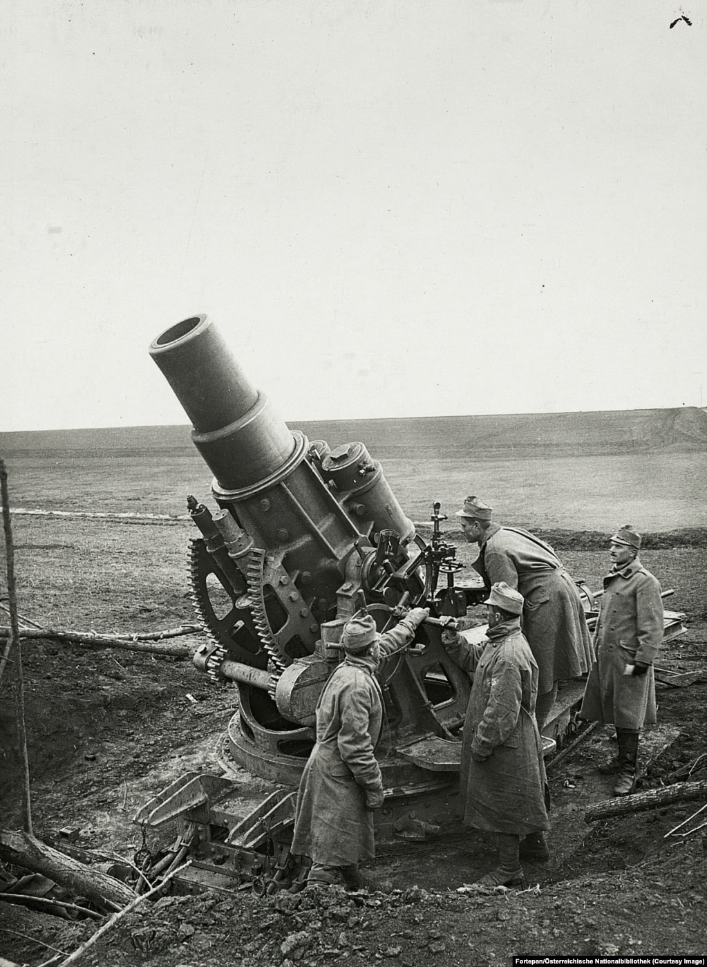 Un "mortaio d'assedio" Skoda  operato dalle forze austro-ungariche da qualche parte nell'odierna Ucraina nel 1915. Il mortaio lanciava proiettili del peso di 384 chilogrammi ciascuno e fu successivamente utilizzato dai nazisti nella seconda guerra mondiale. 