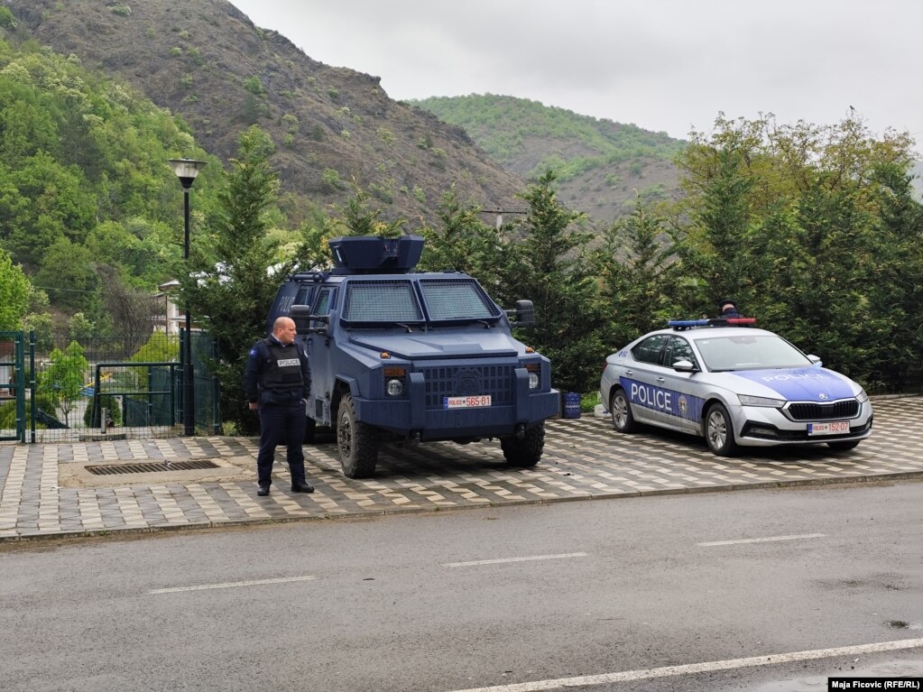 Policia duke ruajtur qendrën e votimit në Rajska Banjë të Zveçanit.&nbsp;Rajska Banja gjendet në Banjskë, ku në shtator të vitit të kaluar një grup serbësh të armatosur sulmuan Policinë e Kosovës.&nbsp;