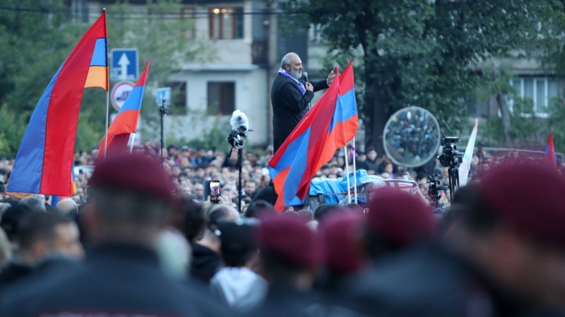 Протестующие выдвинули архиепископа Галстаняна на пост премьера Армении