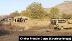 په تیرا کې امنیتي سرتېري تر برید وروسته له یوې پوستې سره نېږدې ولاړ دي - انځور له ارشیفه. 