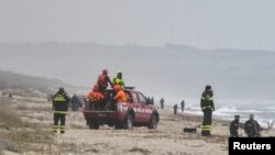 عملیات جستجو برای پیدا کردن اجساد یک کشتی غرق شده در ایتالیا