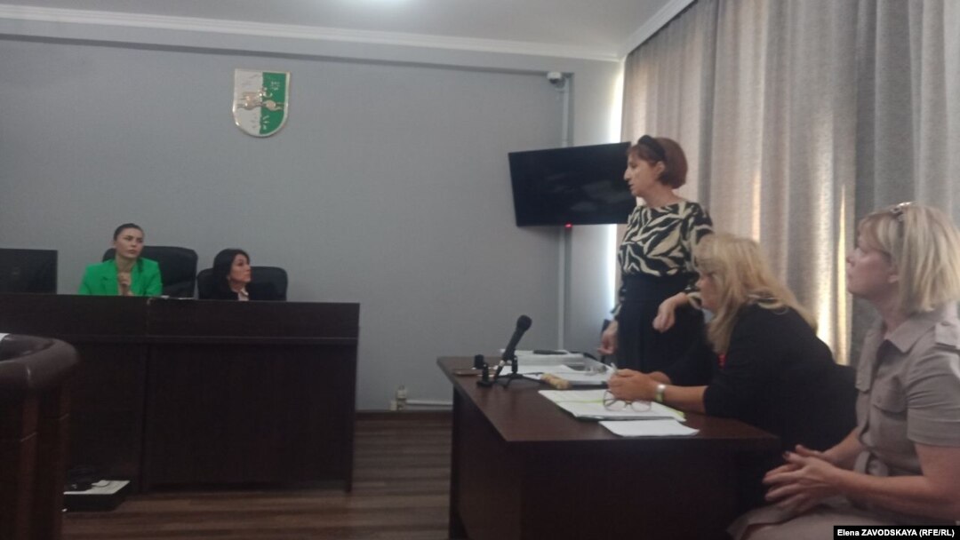 На фото справа: адвокат Марина Цугба и Юлия Тетерина