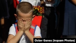 Copil din București, în timpul ceremoniei de deschidere a anului școlar