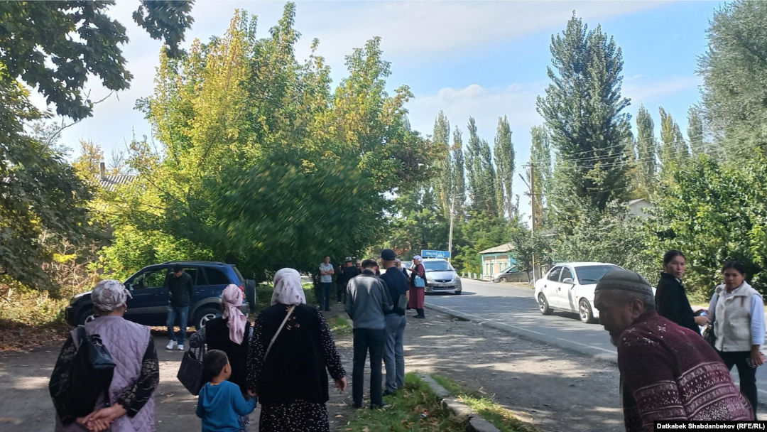 Мадумаровдун тарапташтары чогулуп жаткан учур. 