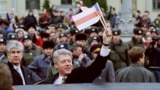 Belarus -- U.S. President Bill Clinton delights the thousands of Byelorussians who turned out to see him lay a wreath