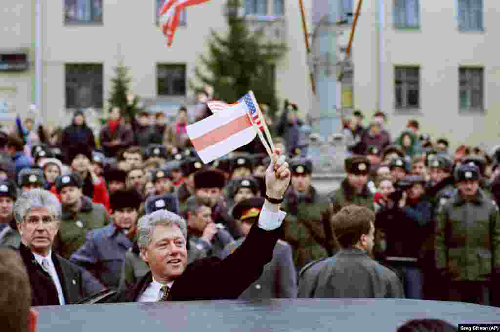 Clinton waves Belarusian and American flags in downtown Minsk during the U.S. leader&rsquo;s January 1994 visit, which was widely viewed as a &quot;thank you&quot; for Belarus&#39;s transfer of its nuclear weapons to Russia. Clinton&#39;s six-hour stop in Belarus included a visit to a memorial honoring victims of Stalin&#39;s repressions on the outskirts of Minsk. Four months after Clinton left Belarus, the country held its first presidential election.&nbsp;