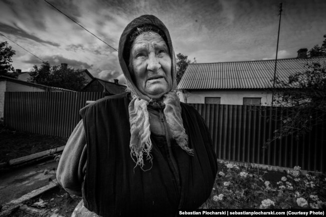 Жительница села Зайцево в Донецкой области Украины. Октябрь 2020 года