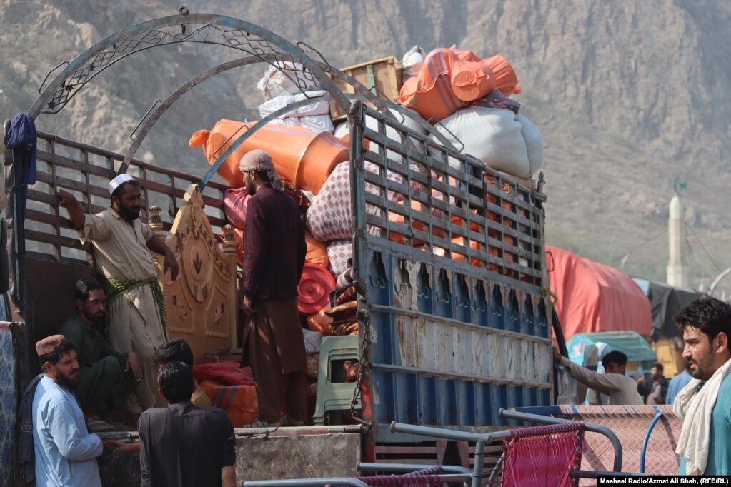 I rifugiati afghani aspettano di salire sui camion al valico di frontiera di Torkham.  "La scadenza annunciata dal Pakistan per il ritorno degli afghani ha portato a detenzioni, percosse ed estorsioni, lasciando migliaia di afghani nella paura per il loro futuro", ha affermato Fereshta Abbasi, ricercatrice di HRW sull'Afghanistan.