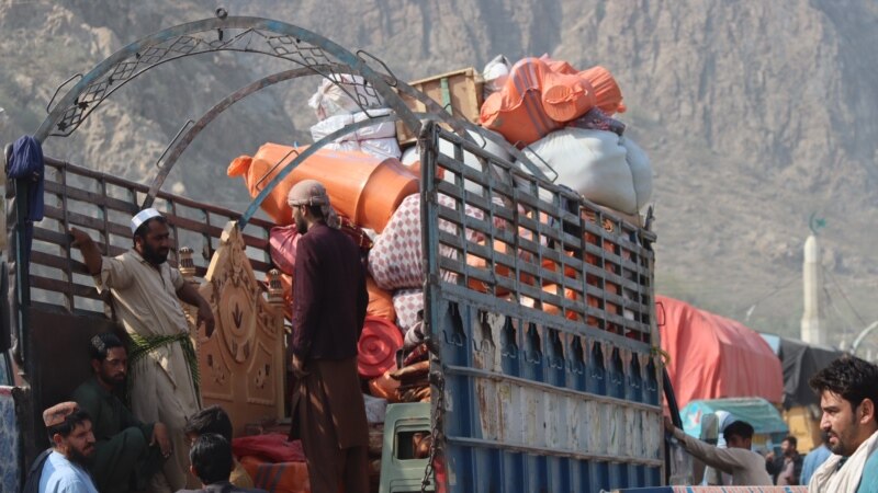 Mbi 165.000 afganë largohen nga Pakistani