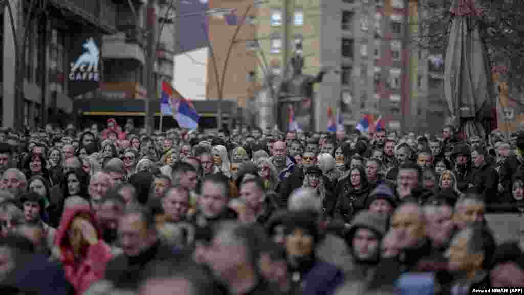 Okupljeni kosovski Srbi učestvuju na protestu u Sjevernoj Mitrovici protiv odluke centralne banke zemlje koja je ciljala na korištenje srpskih dinara za gotovinske transakcije.