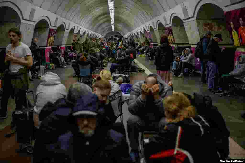 Njerëz duke u strehuar brenda një stacioni metroje, gjatë një sulmi rus me raketa, në Kiev, më 11 prill.