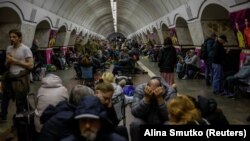 Кияни в метро під час повітряної тривоги, яка тривала 5 годин. 11 квітня 2024 року