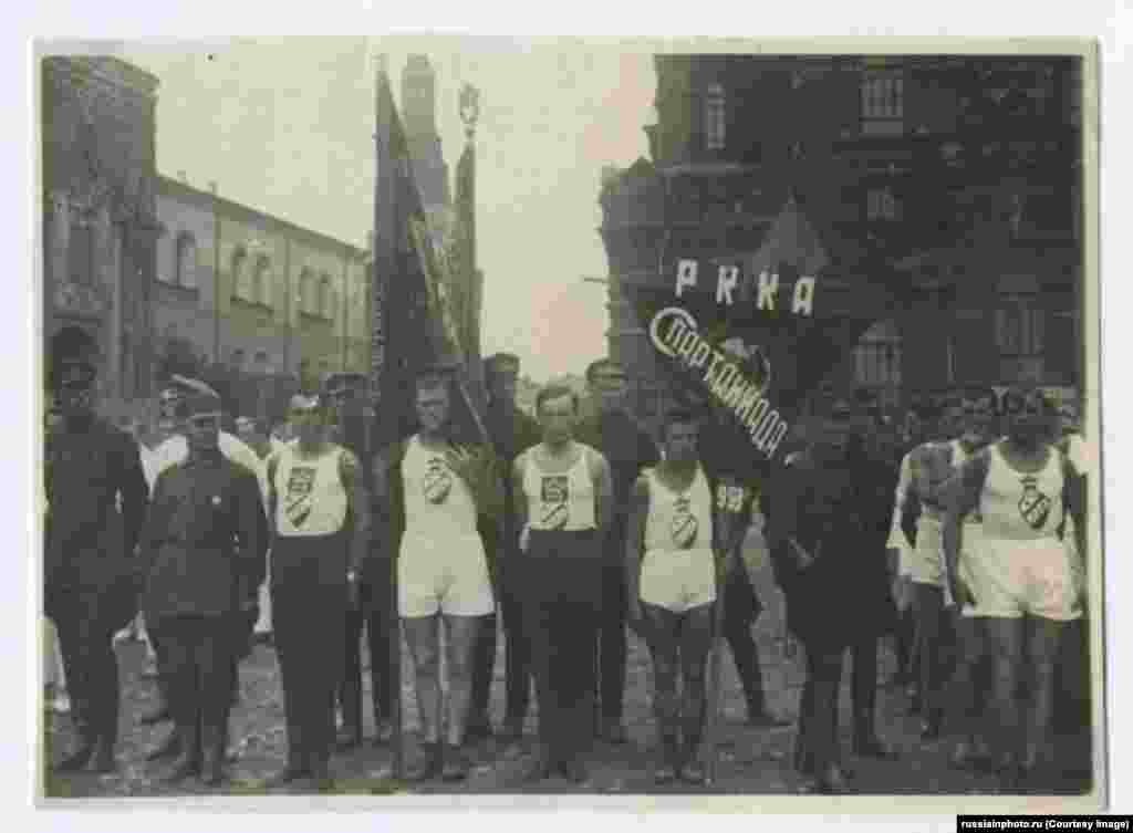 Svečano otvaranje Spartakiade u Moskvi, 1928. Sovjetski Savez nije bio na Olimpijskim igrama u Parizu 1924. i bio je u procesu osnivanja vlastitog međunarodnog sportskog natjecanja, nazvanog Spartakiad, u suprotnosti s &quot;kapitalističkim&quot; Olimpijskim igrama. Međunarodne ljetne Spartakiade održane su 1928. i 1931. prije nego što se Moskva konačno pridružila Olimpijskim igrama 1952. godine.