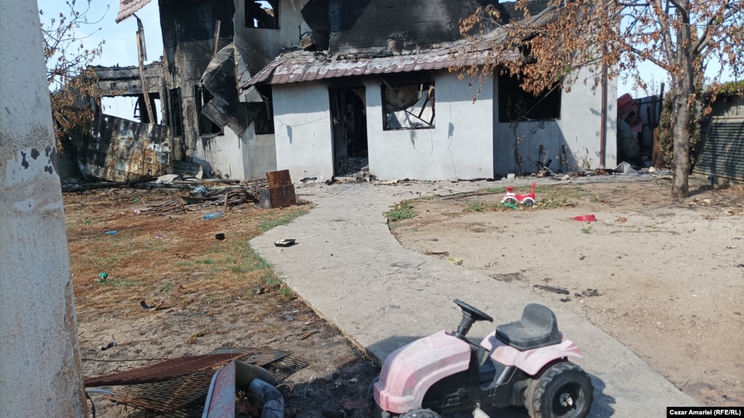 Cu 8 dormitoare, 2 livinguri, patru intrări - casa Iliescu era cea mai frumoasă din Crevedia. În urma exploziei, cele trei generații din familia Iliescu au ajuns să trăiască în patru containere. 