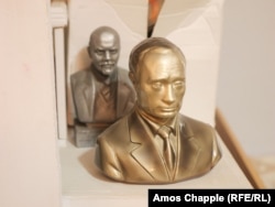 Vlagyimir Putyin és Lenin mellszobra a komrati múzeum raktárában