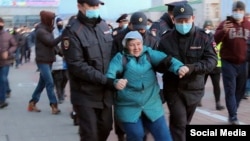 Natalya Filonova being detained at a rally. (file photo)