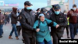 Наталья Филонова во время задержания на митинге против мобилизации
