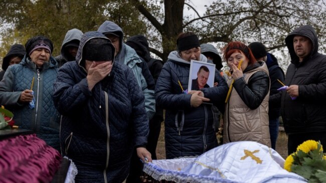 Rudele plâng o familie din Harkov ucisă în urma unui atac cu drone rusești