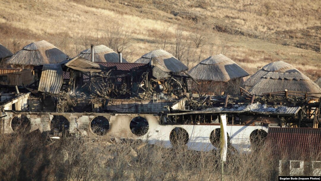 Urmările incendiului din 26 decembrie de la Ferma Dacilor care a dus la moartea a cel puțin șapte persoane. Încă una este dată dispărută.