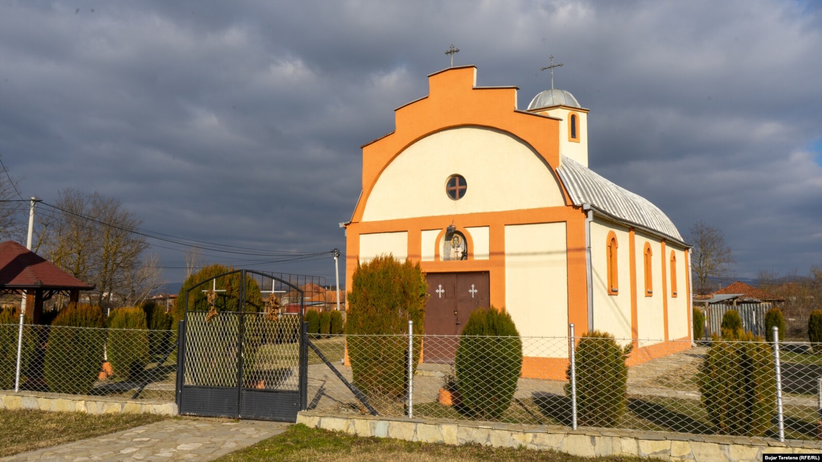 Kisha në fshatin multietnik Rabovcë, komuna e Lipjanit.