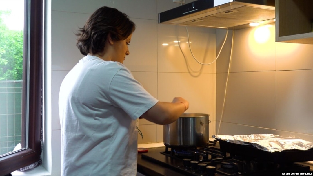 Daria (21 de ani) pregătește prânzul pentru ea și celelalte 12 colege de la centrul House of Joy din Balotești. Tinerele sunt incluse într-un program de reabilitare de nouă luni, după ce au devenit dependente de droguri.