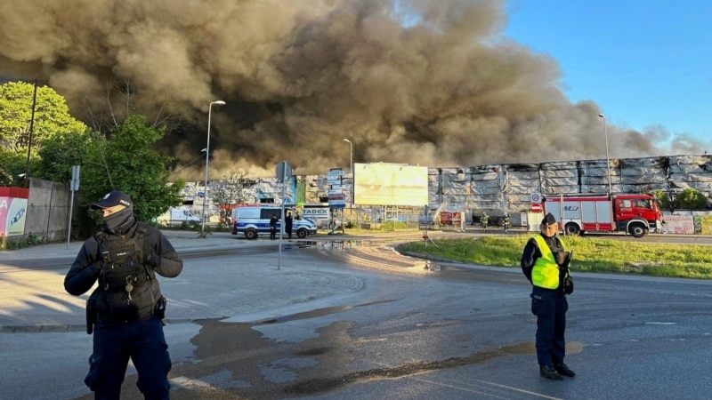 U požaru u Varšavi izgoreo tržni centar sa 1.400 lokala, nema žrtava  