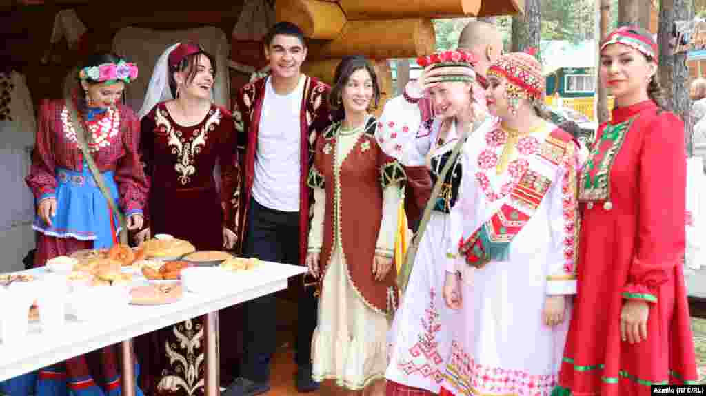 Биредә дә халыклар дуслыгы &quot;кәртинкәсе&quot;: беларус, әрмән, чуаш, керәшен татары, урыс киемнәрен танырга була