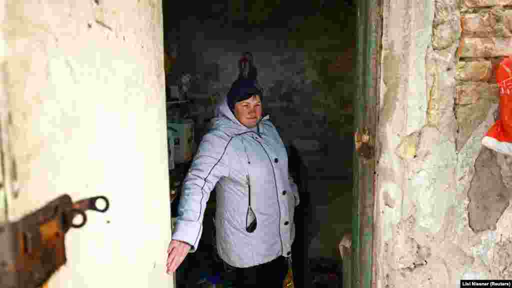 Az 55 éves Szvitlana Gyinzsul február 24-én az ukrajnai Mikolajivi területen található Lucs faluban lévő, még a szovjet érában épült atombunker bejáratánál áll, amely az otthona lett