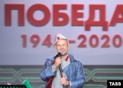 Певец Митя Фомин во время выступления в Москве. Россия, 2020 год