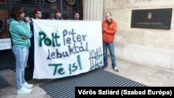 Tüntetők Polt Pétert kritizáló transzparenssel, március 26-án a Markó utcában.