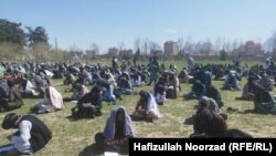 منتقدین میگویند که بسیاری از این طالبان صرف یک دوره کوتاه در صنوف حضور داشته اند و به درستی درس نخوانده اند
