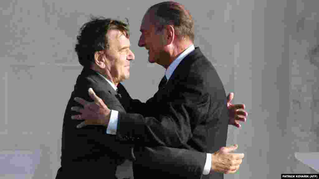 Tokom obilježavanja Dana D 2004., njemački kancelar Gerhard Schroeder i francuski predsjednik Jacques Chirac su se zagrlili, što je označilo prekretnicu u francusko-njemačkim odnosima.