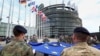 Az Eurocorps katonái az Európai Unió lobogójával az Európai Parlament strasbourgi székhelye előtt az új Európai Parlament alakuló ülésének előestéjén, 2024. július 15-én