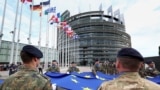 Vojnici Eurokorpusa nose zastavu Evropske unije tokom ceremonije podizanja zastave uoči inauguracione sjednice novog Evropskog parlamenta ispred zgrade Louise Weiss, sjedišta Evropskog parlamenta u Strazburu, Francuska, 15. jula 2024. godine.