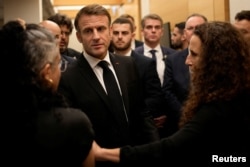 La aeroportul Ben Gurion, Emmanuel Macron a fost așteptat de oameni cu dublă cetățenie, israeliană și franceză, care au membri ai familiei fie printre ostaticii din Gaza, fie printre morții războiului izbucnit pe 7 octombrie, când Hamas a atacat Israelul.