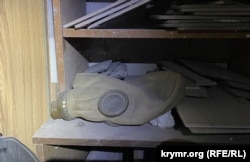 Противогаз, обнаруженный в подвале Херсонского управления полиции, где, по данным правоохранителей, во время оккупации держали и пытали херсонцев