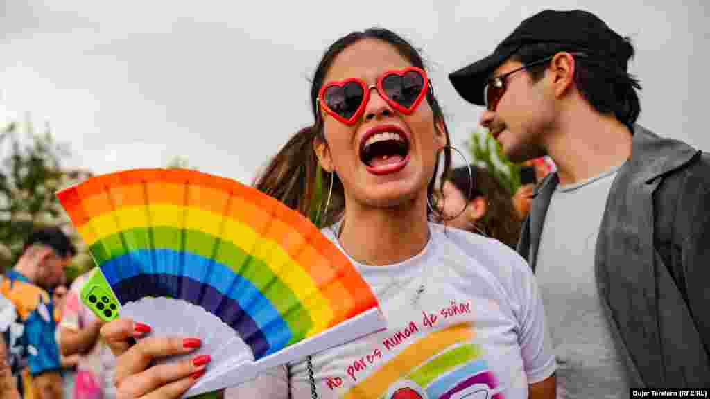 Raznobojna lepeza na ovoj fotografiji bila je samo jedan od rekvizita koje su učesnici marša nosili sa sobom, a koja se kombinuje sa zastavom LGBTIQ+ zajednice.