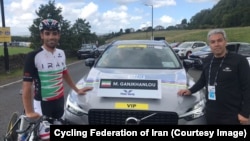 از چپ: محمد گنج‌خانلو، دوچرخه‌سوار ایرانی به‌همراه رئیس فدراسیون دوچرخه‌سواری ایران
