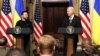 Președintele ucrainean Volodimir Zelenski (stânga) și președintele SUA Joe Biden susțin o conferință de presă la Casa Albă, Washington, în decembrie 2023.