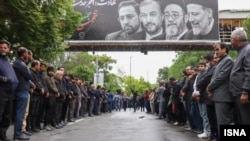 Луѓето се редат на улица во Табриз пред почетокот на погребната церемонија на претседателот Ебрахим Раиси, кој загина во хеликоптерска несреќа на 19 мај 