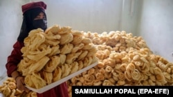 یوې وړې کارخانه کې ښځینه کارګره 
