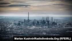 Вигляд на промзону Авдіївки й місто у січні 2024 році, коли за нього точились запеклі бої
