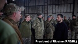 Zelenski s-a întâlnit cu militari ucraineni și a păstrat un moment de reculegere în memoria soldaților căzuți în război.