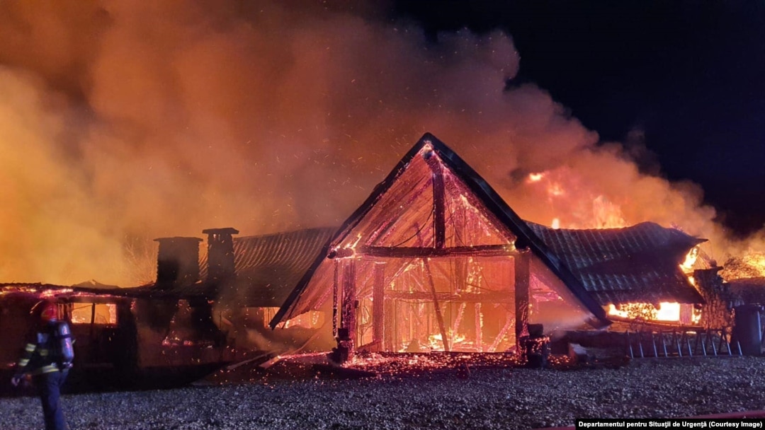 Pe 26 decembrie 2023, în jurul orei 05:45, un incendiu a dus la distrugerea întregului complex turistic Ferma Dacilor și la moartea a opt persoane, printre care și fiul patronului Cornel Dinicu. ​