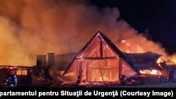 Bujtina duke u djegur nga zjarri në Rumani, 26 dhjetor 2023.
