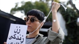 اعتراض یک زن به اعدام‌ها در ایران در مقابل سفارت جمهوری اسلامی در مکزیکوسیتی- عکس آرشیوی است