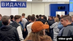 Українські чоловіки поспішають скористатися консульськими та паспортними послугами до набуття чинності змін, які вимагають від чоловіків призовного віку оновлення військових записів. Варшава, Польща, квітень 2024 року