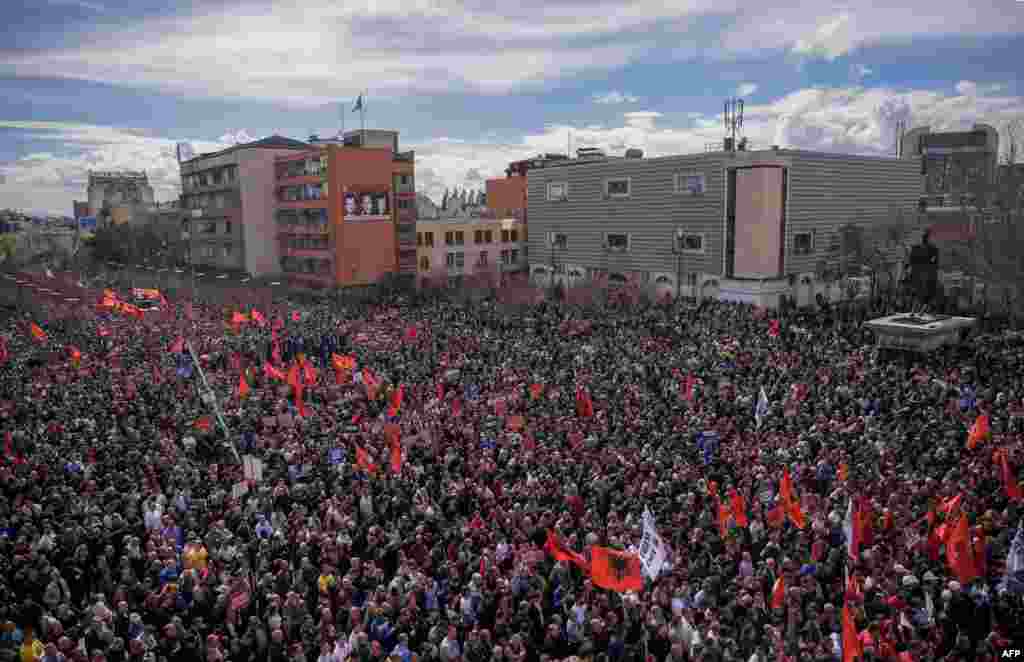 Ennek is betudható, hogy a tömeg felett még a koszovóinál is több albán zászló lengett